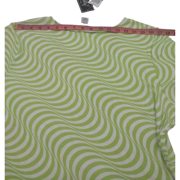 Just Polly Womens Junior Flower Cutout Crop Top Sz 3X Shirt Pullover Green Wavy - Picture 10 of 10